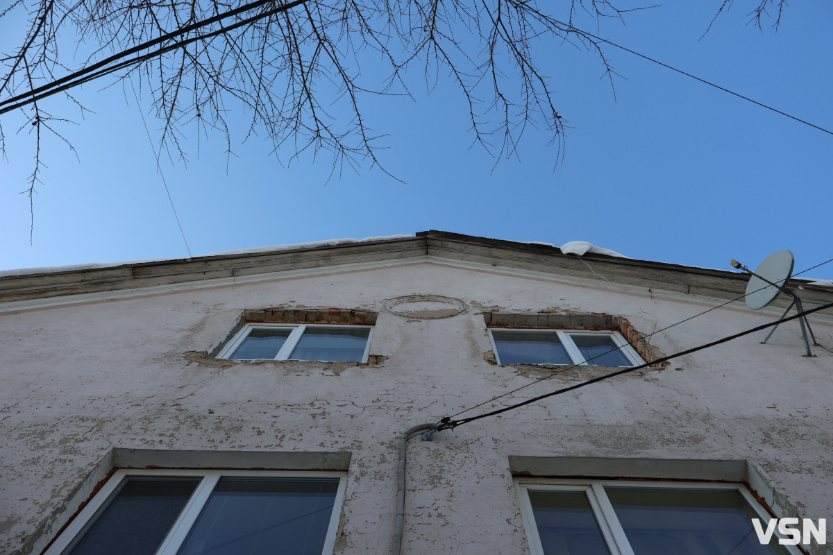 «Коли буде іскрити — тоді й наберете»: у Луцьку мешканці будинку чекають на ремонт оголених мереж, що обросли бурульками