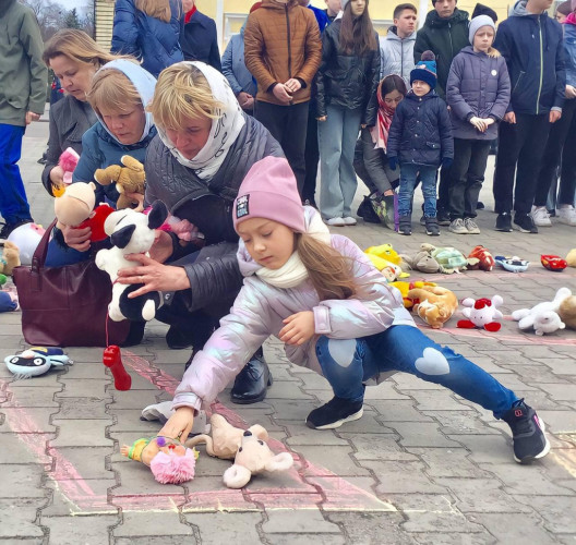 На Волині діти виклали іграшками слово Буча