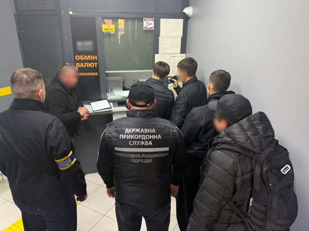 На Волині чоловік за $15 тисяч виготовляв документи для незаконного виїзду за кордон