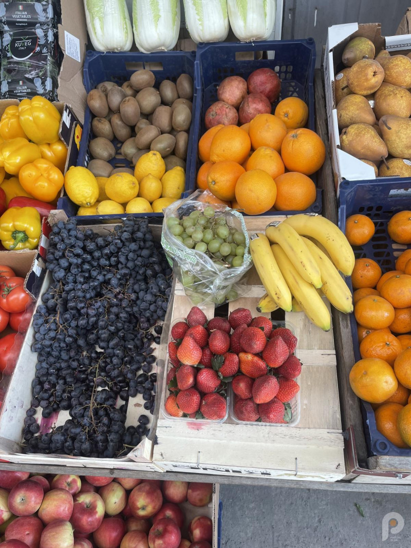 Ціни кусаються: на волинському ринку продають першу полуницю