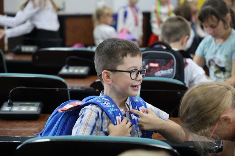 У Луцьку першокласники з пільгових сімей отримали свої перші шкільні портфелі