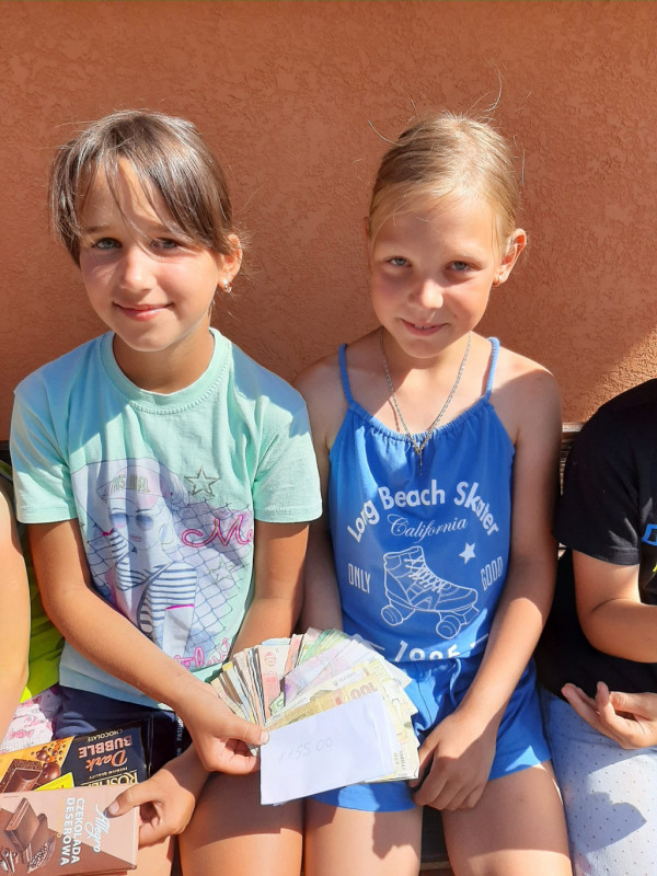 У селі на Волині діти продають власні вироби, щоб допомогти ЗСУ