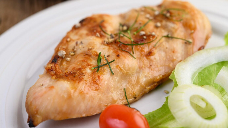 Як швидко приготувати соковите куряче філе без духовки