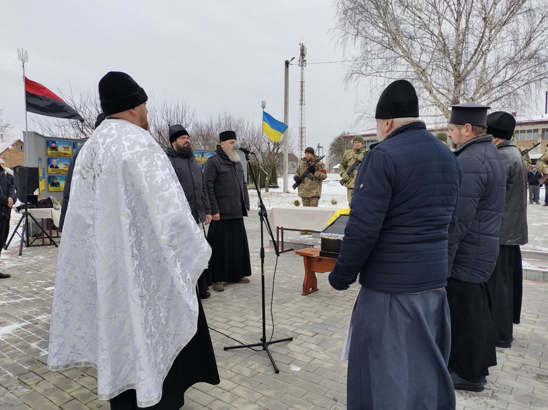 Життя обірвалося у військовій частині: на Волині в останню путь воїна Олега Симоновича