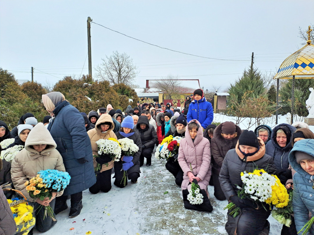 Зійшлося усе село: на Волині попрощалися з молодим Героєм Ігорем Тимоніком