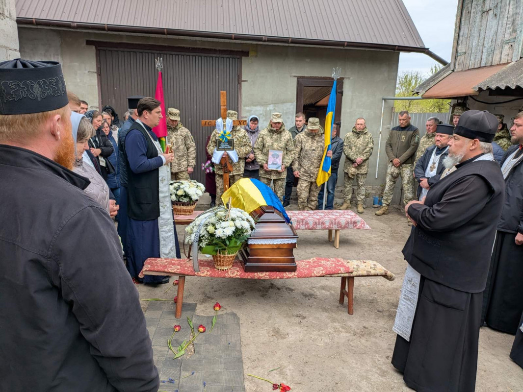 Громада на Волині віддала останню шану загиблому Герою Віктору Гошку