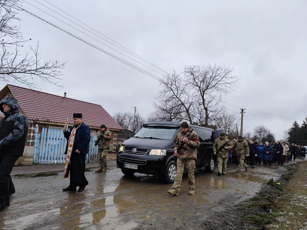 Назавжди додому «на щиті»: на Волині в останню дорогу провели полеглого солдата Сергія Жданя