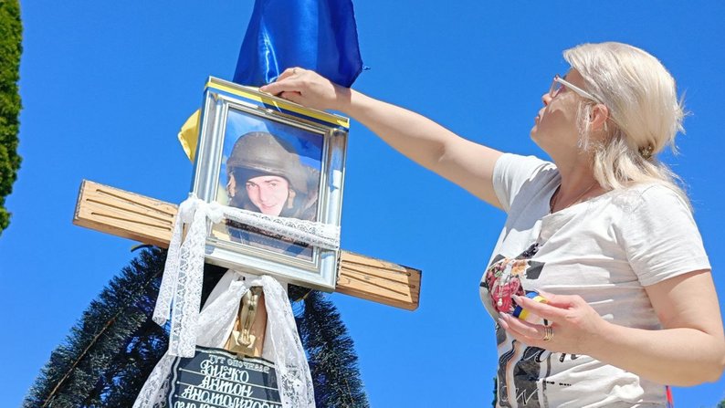 Впорядковують могили, садять квіти і замінюють прапори: родичі загиблих Героїв прибирають на кладовищі біля Луцька