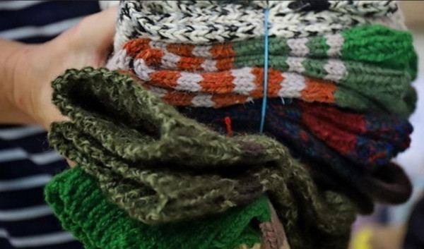 Пара шкарпеток за добу: волинська рукодільниця вісім років зігріває військових