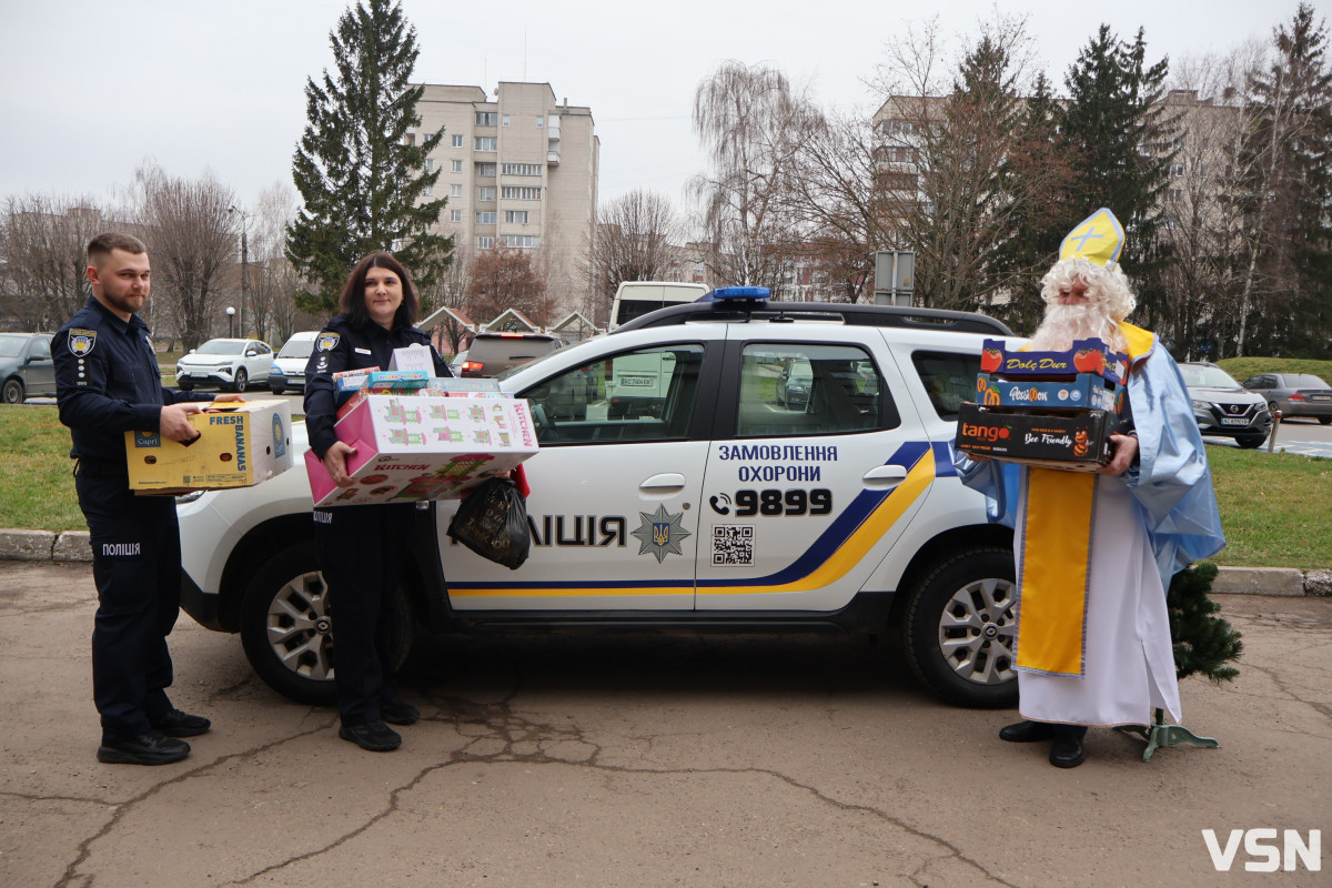 На Волині у лікарняних палатах засяяло свято: поліцейські подарували дітям день усмішок