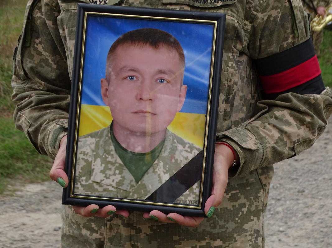 Багато місяців вважався зниклим безвісти: у громаді на Волині поховали Героя Олександра Чирку
