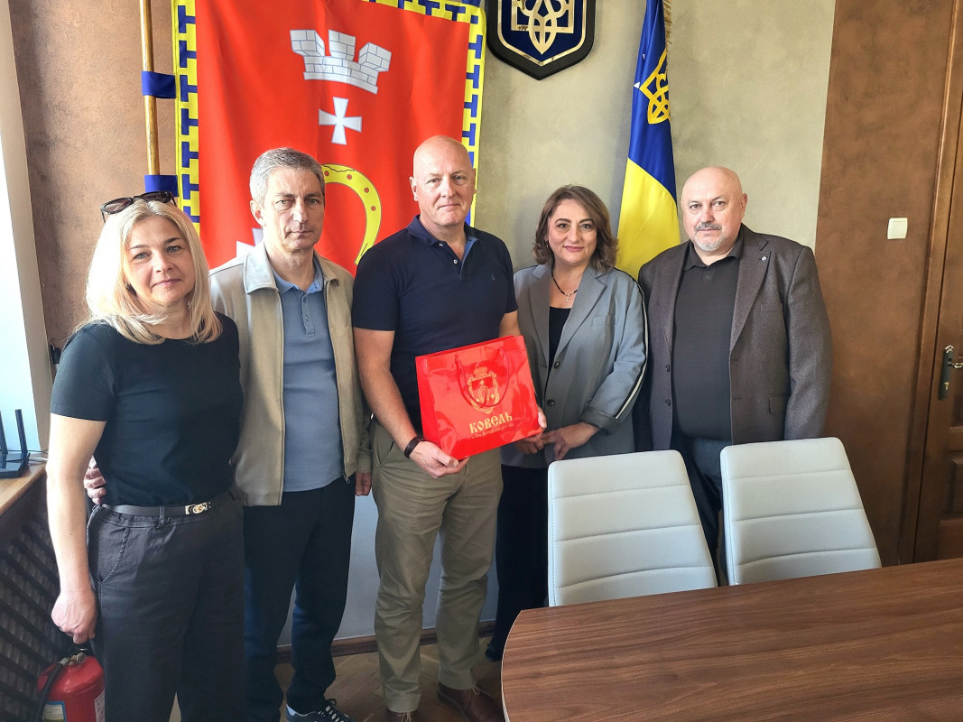 48 поїздок в Україну: історія волонтера з Британії, який приїхав на Волинь попрощатися з другом-Героєм