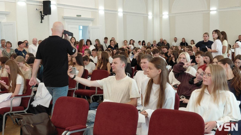 У Луцьку відбулася посвята першокурсників медфакультету: 220 студентів одягнули білі халати