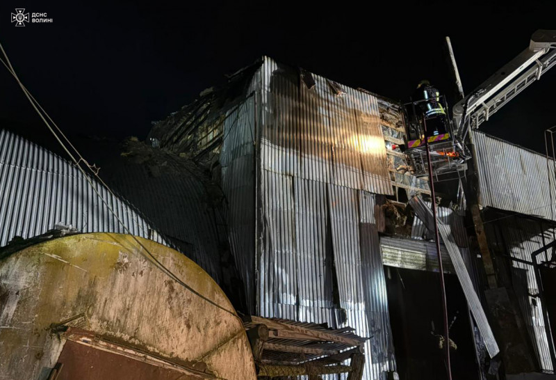 На Волині через недбалі зварювальні роботи сталася масштабна пожежа в ангарі