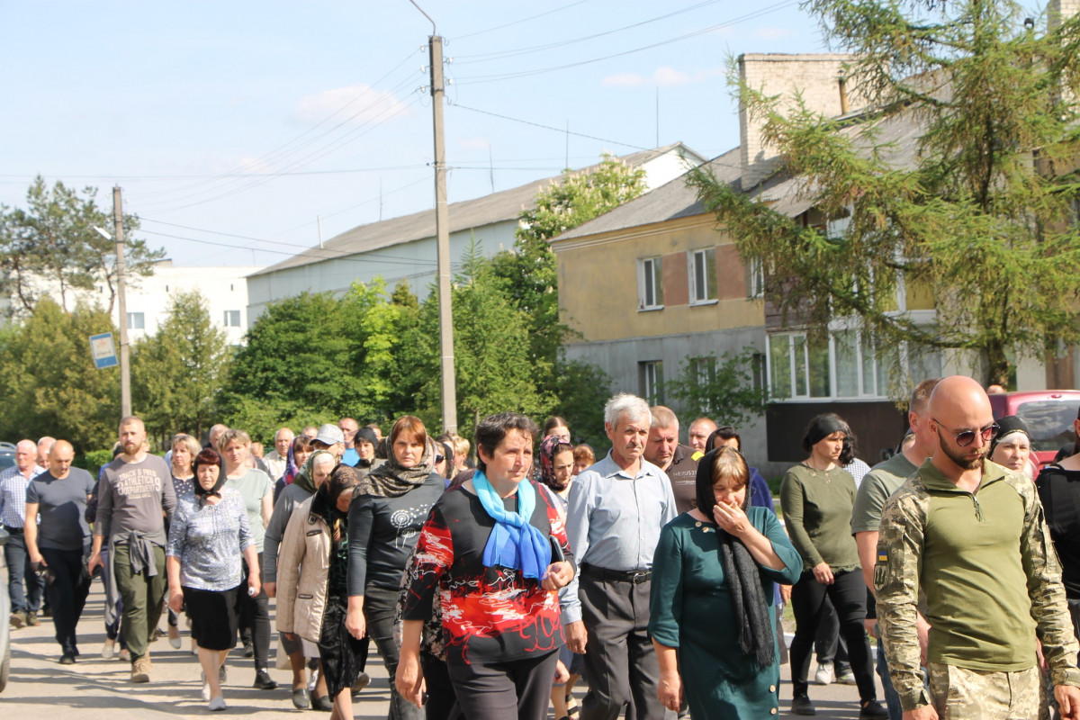 Дві донечки ніколи більше не побачать татка: напередодні Великодня на Волині попрощались з Героєм Олександром Муковським