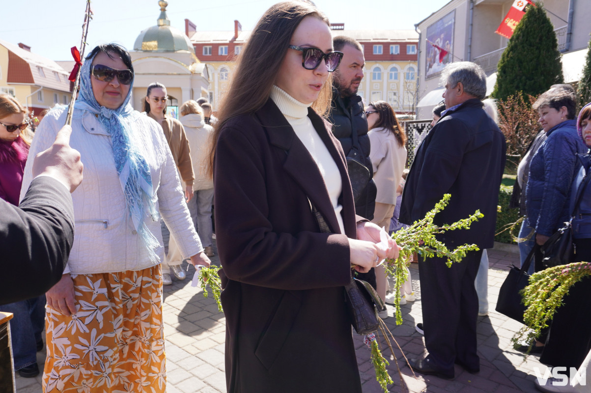 Сотні вірян прийшли освячувати вербу у головний собор Луцька. Фоторепортаж
