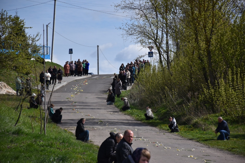 Коровай ділили на кладовищі: на Волині сотні людей прийшли попрощатися з Героєм Миколою Гацем