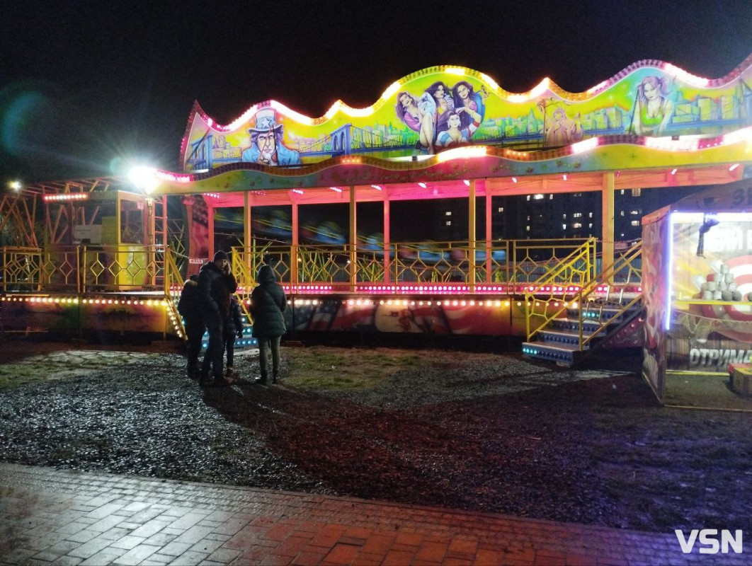 У Луцьку біля «ПортCity» встановили атракціони: які ціни на розваги