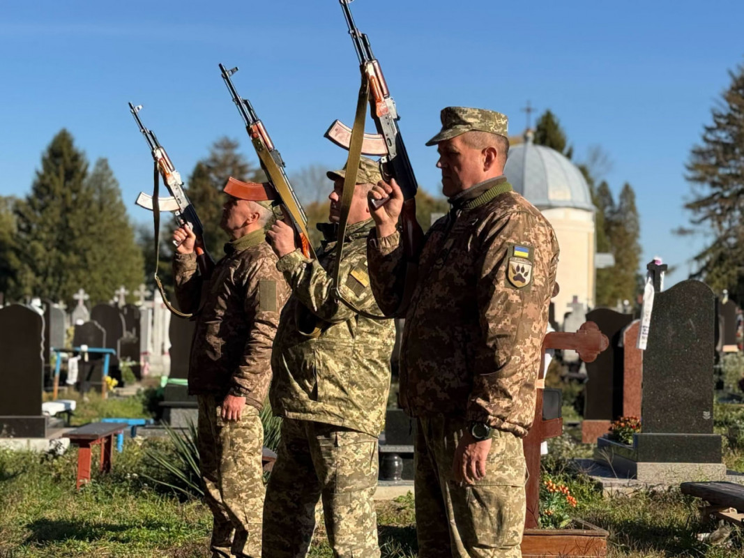 Рідні понад два роки чекали на повернення: на Волині поховали Віктора Атосіна
