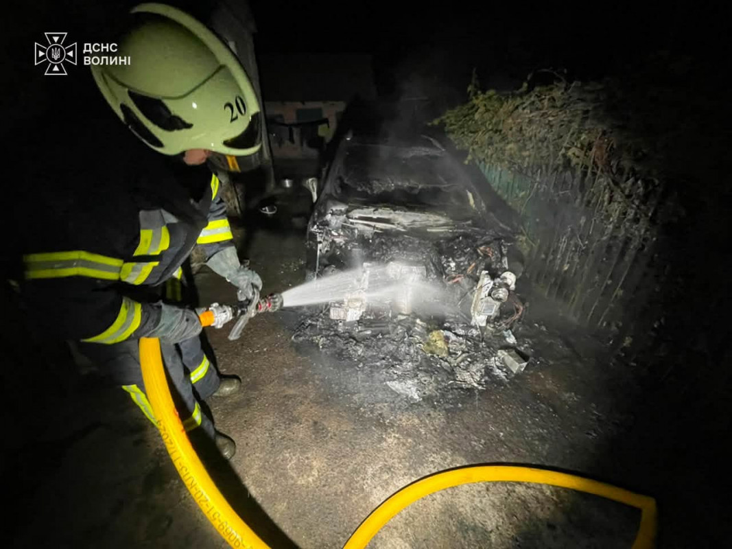 Вночі на Волині горів легковий автомобіль