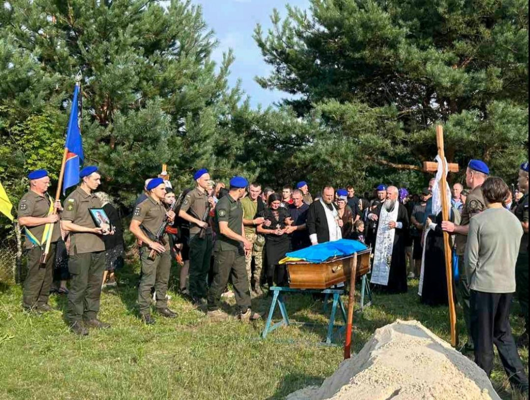 Старший брат воює на фронті: у Луцькому районі попрощалися із молодим Героєм Дмитром Швецем