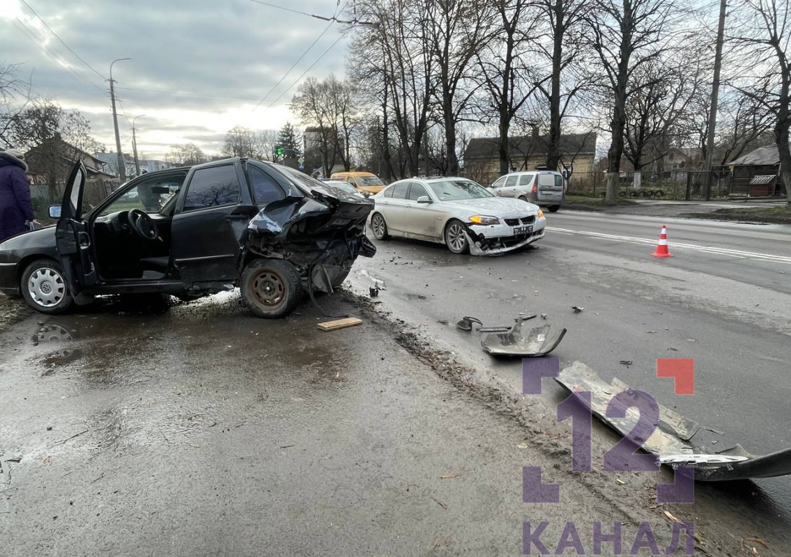 У Луцьку БМВ в’їхало у щойно припаркований легковик: автівки сильно «пом'ялися». Фото