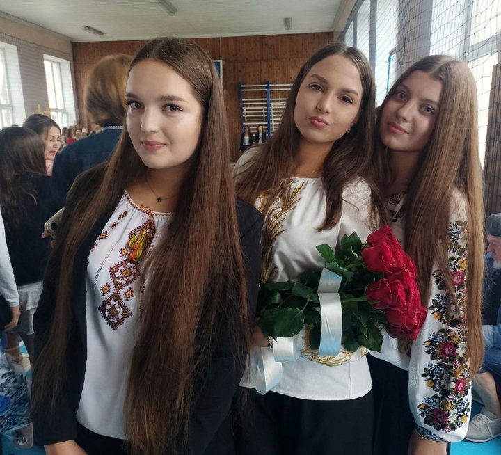 Приїхав із фронту лише на два дні: у Луцьку військовий повів доньку-першокласницю до школи