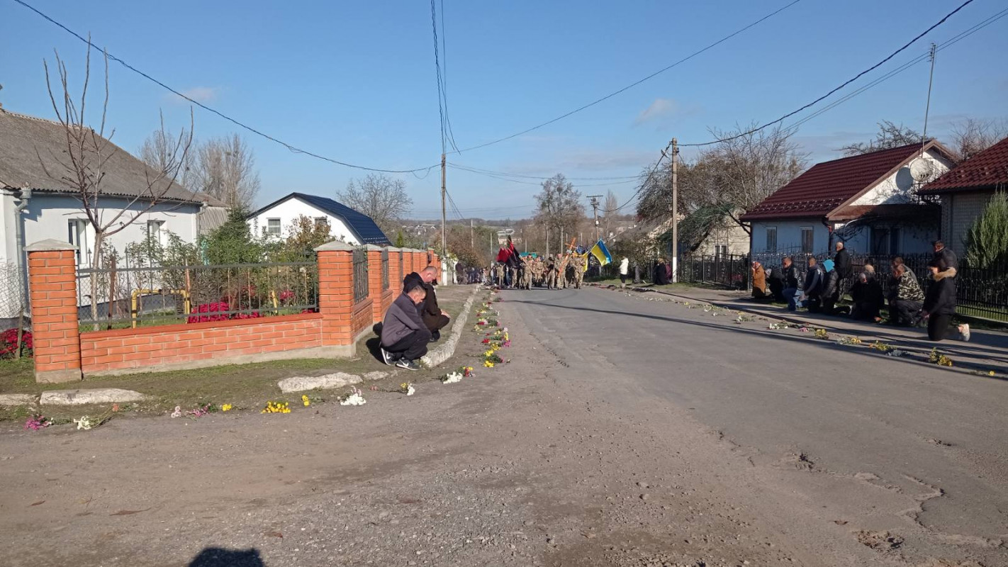 Два тижні тому виповнилося 29: у Луцькому районі все село попрощалося з молодим Героєм Якимом Киричуком. Фото