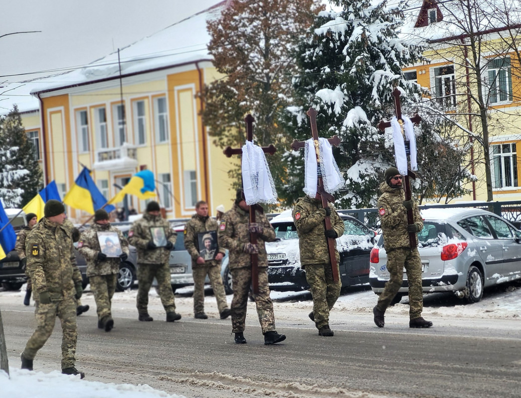 Чорний день: у громаді на Волині попрощалися відразу із трьома Героями