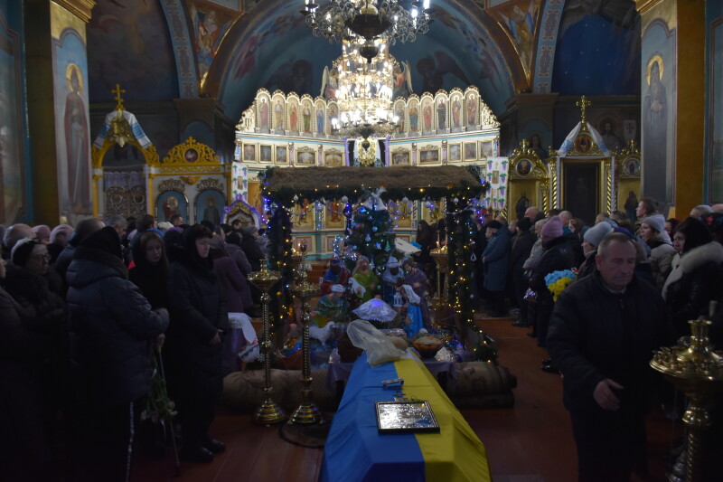 Поліг у бою 10 місяців тому: у Луцькій громаді попрощалися з 22-річним Героєм Романом Завірюхою