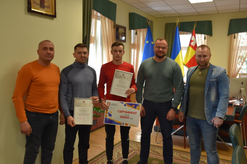 Луцький міський голова підтримав БК «Старий Луцьк» та подарував спортсменам сертифікати на 15000 гривень