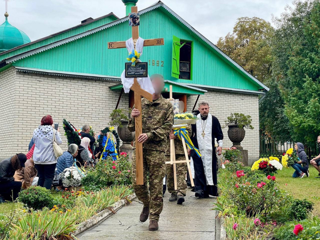 Життя забрала ворожа куля: на Волині попрощались із 23-річним захисником Радиславом Гузарем