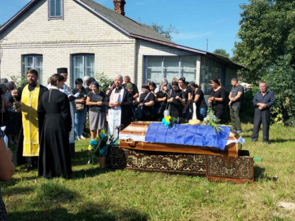 Назавжди 25-річний: На Волині громада попрощалася із загиблим Героєм Максимом Сімдяновим