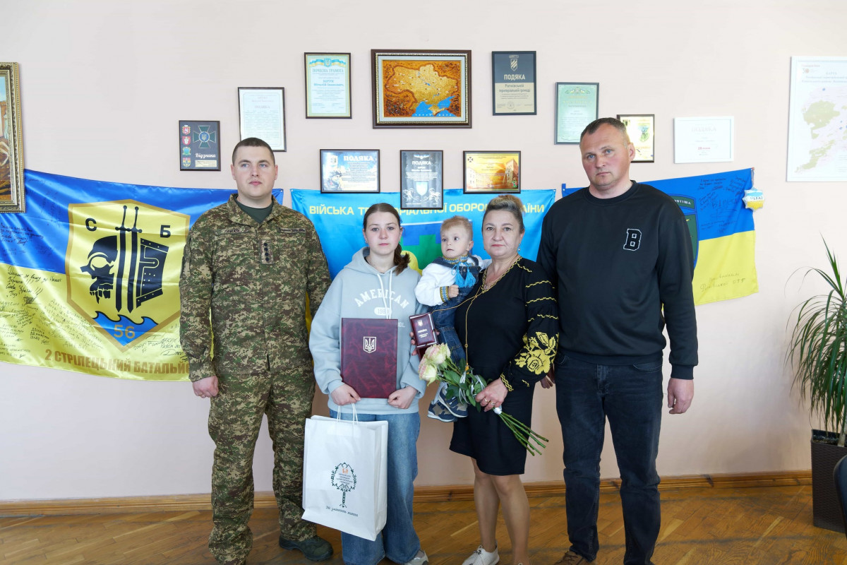 Зробив пропозицію коханій, але не встиг одружитися: рідним 23-річного Героя з Волині вручили його посмертну нагороду