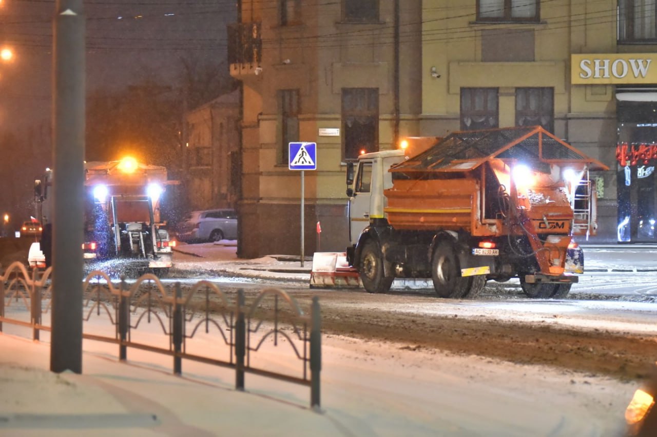 На вулицях Луцька працює снігоочисна техніка. Фото