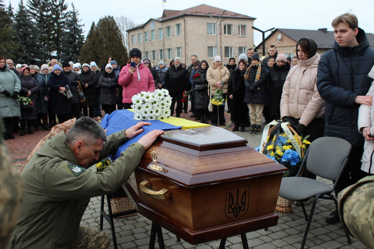 Весільний коровай розділили на кладовищі: на Волині попрощались з Героєм Павлом Бурцем