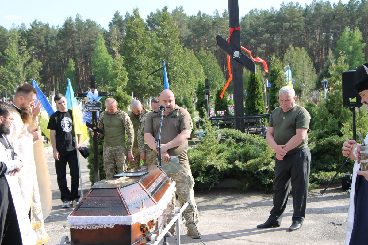 Дві донечки ніколи більше не побачать татка: напередодні Великодня на Волині попрощались з Героєм Олександром Муковським