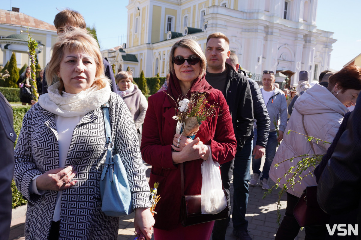 Сотні вірян прийшли освячувати вербу у головний собор Луцька. Фоторепортаж