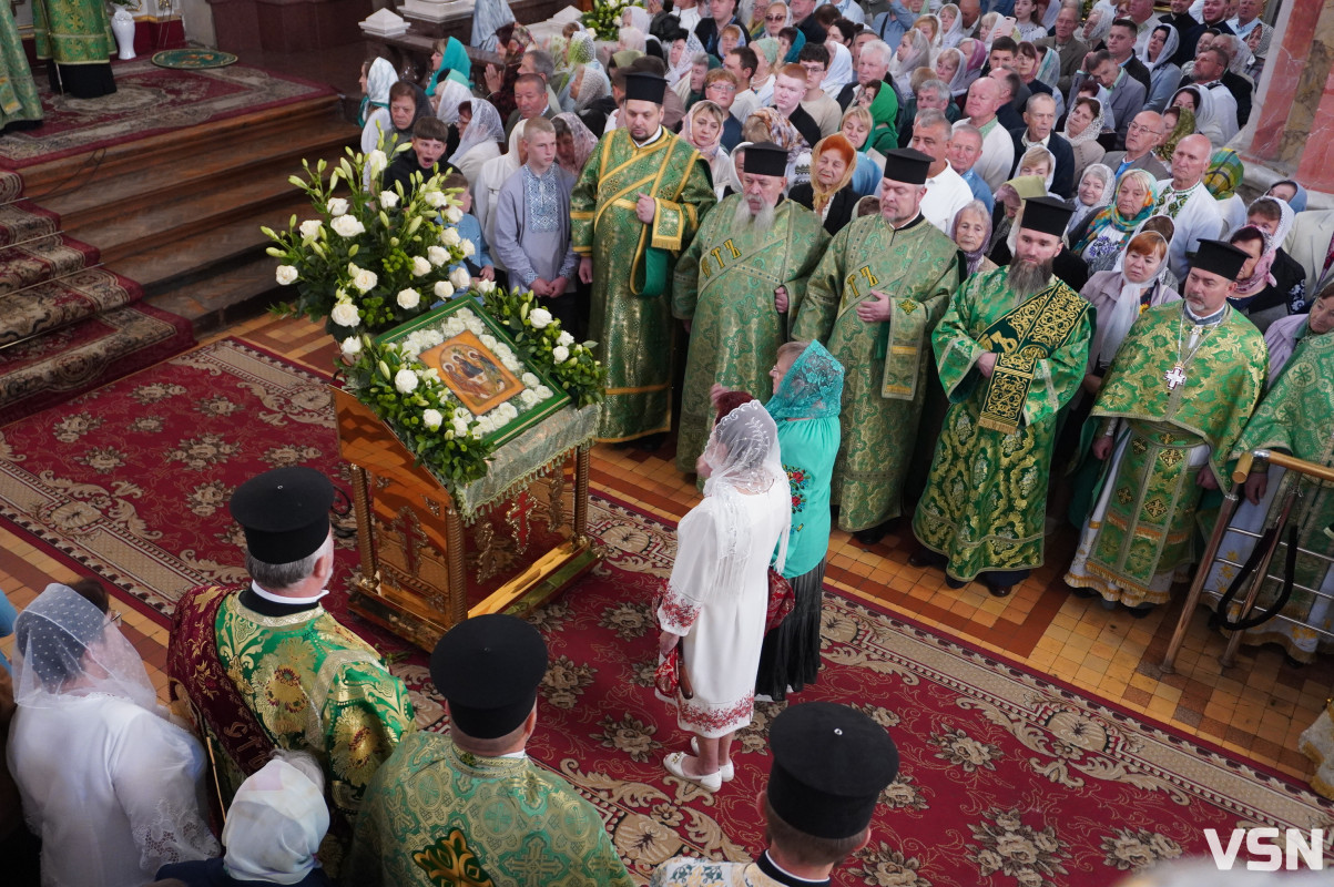 Хресна хода і спільна молитва: як минула літургія за участі Епіфанія у Луцьку. Фоторепортаж