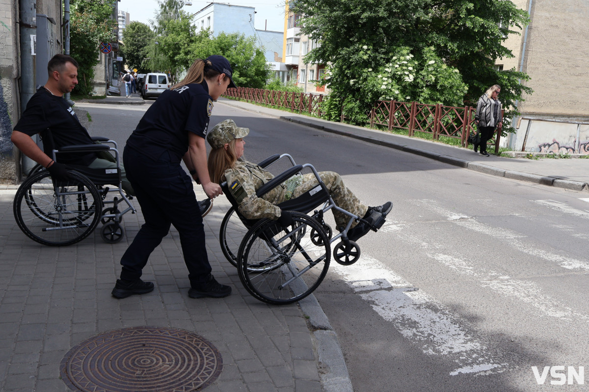У центрі Луцька посадовці вчилися долати бордюри у кріслах колісних. Фото