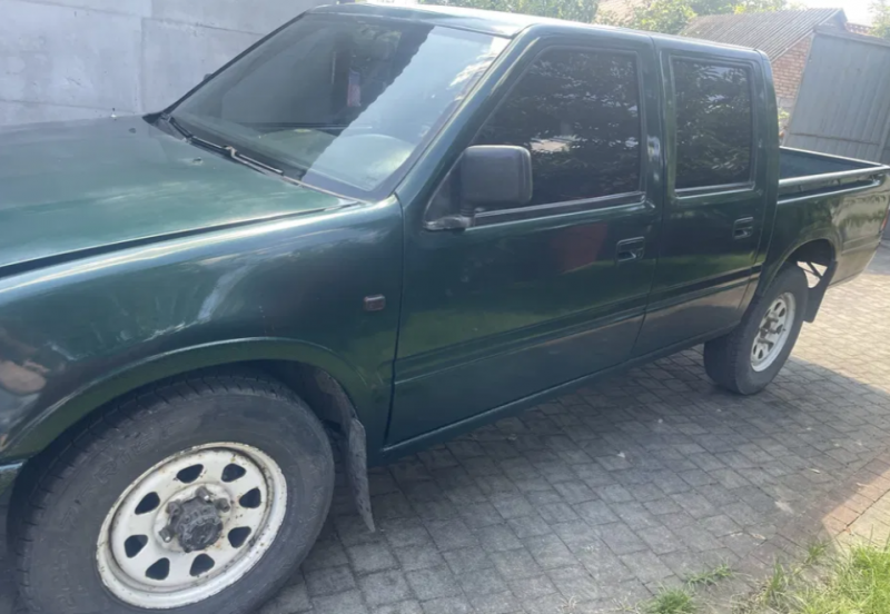 Авто для фронту на Волині: пікапи, які рятують життя