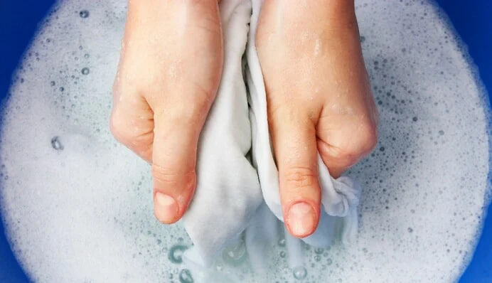 Білі шкарпетки знову як нові: ефективний домашній метод