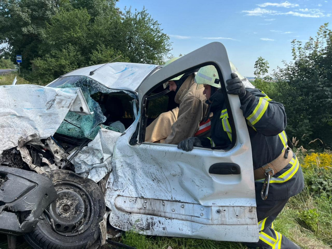 Страшна аварія на Волині: водія деблокували із розтрощеного авто, троє постраждалих у лікарні