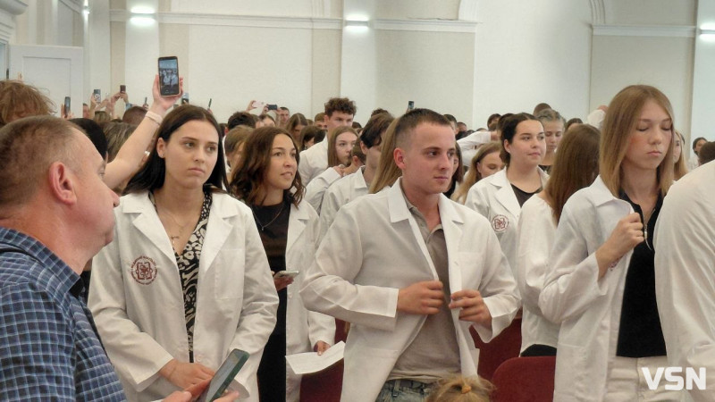 У Луцьку відбулася посвята першокурсників медфакультету: 220 студентів одягнули білі халати