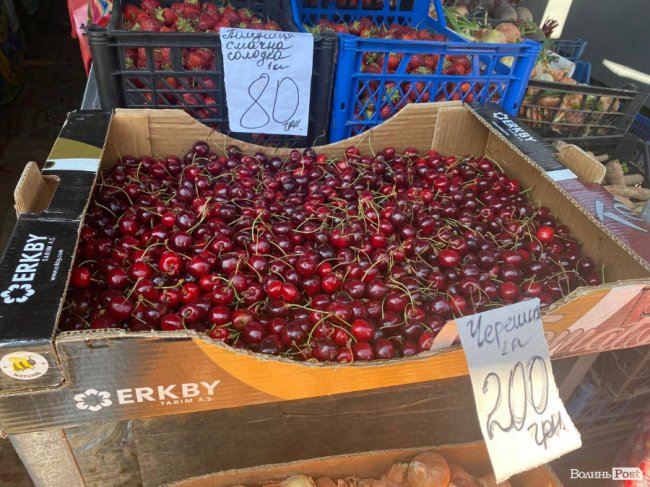 За кілограм ягід з Іспанії просили 700 гривень: скільки коштує черешня на луцькому ринку