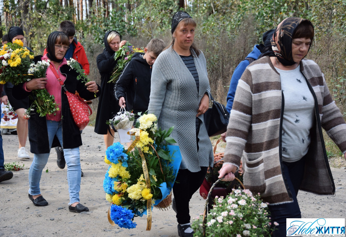 На колінах та зі сльозами проводжало усе село: на Волині попрощалися з Героєм  Віктором Швайкою