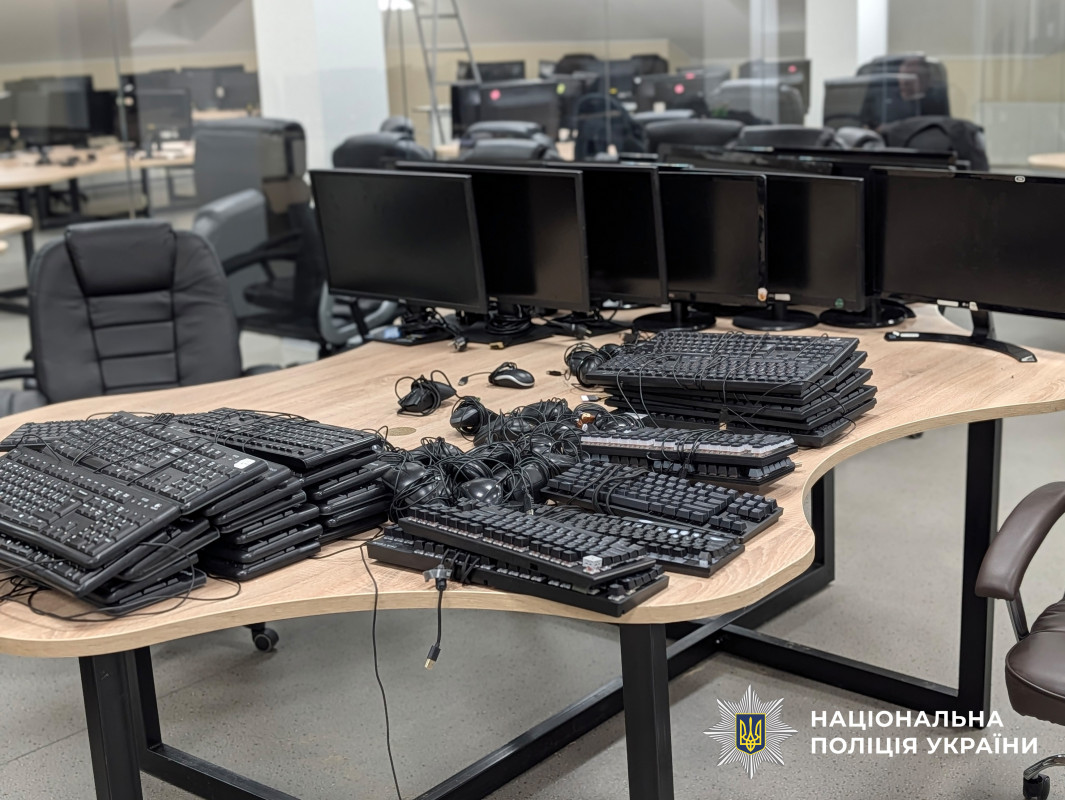 Щомісячний дохід близько 500 тисяч доларів: у Луцьку накрили шахрайський кол-центр