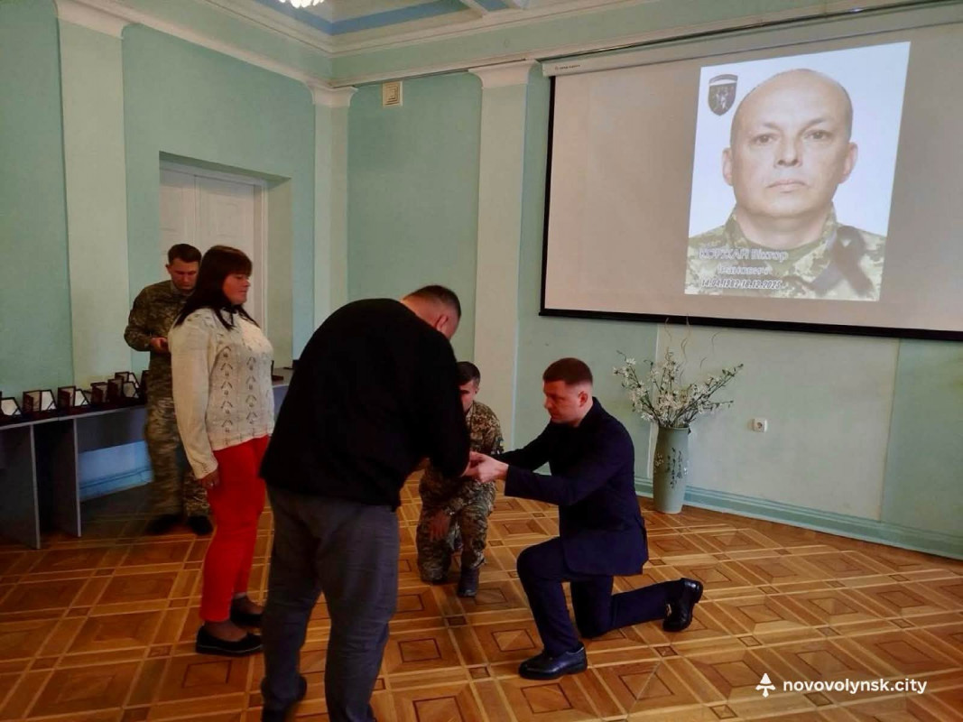 «Комбатантський хрест» та «Хрест доблесті»: трьох захисників із Нововолинської громади нагородили посмертно
