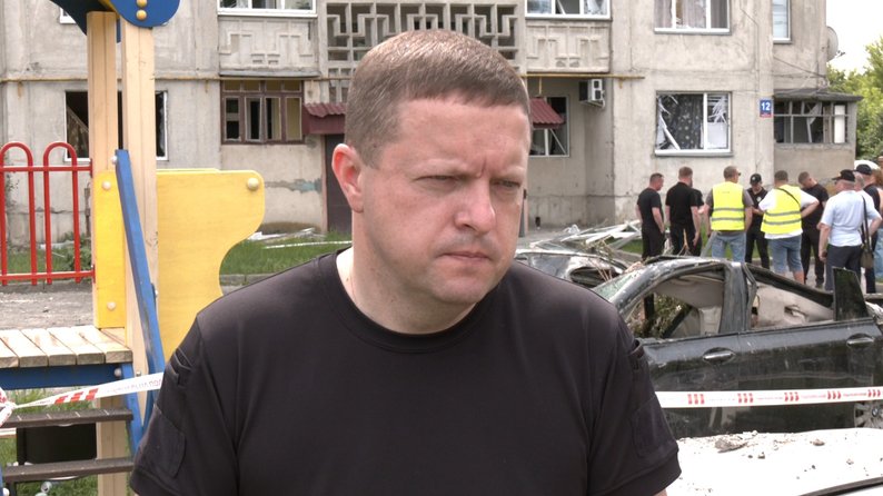 «Мама, я хочу жити»: мешканці зруйнованої багатоповерхівки в Луцьку повертаються по речі після ракетного удару