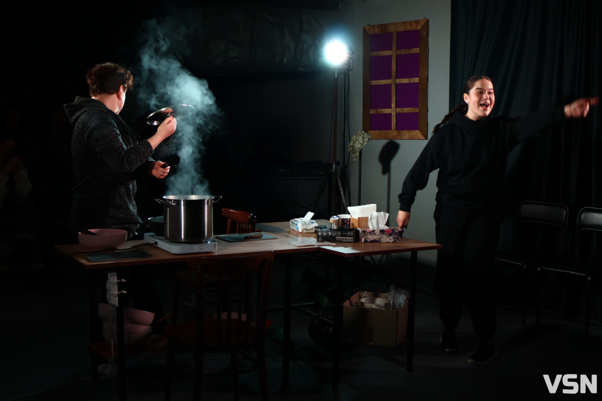 Говорити про війну під час війни — це сповідь: у Луцьку відбувся передпоказ вистави-імпровізації «Червоний борщ»